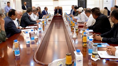 الرئيس الزُّبيدي يدشن نقل إجراءات تفتيش السفن التجارية من ميناء جدة إلى ميناء عدن