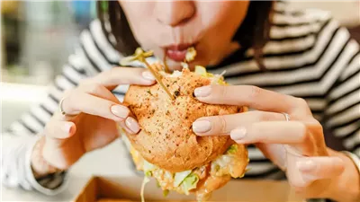 للنساء فقط.. لماذا تشعرين بالجوع في هذا التوقيت من الشهر؟