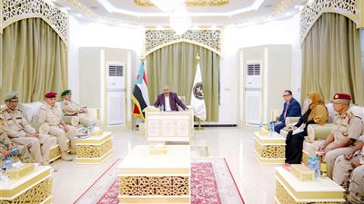 الرئيس الزُّبيدي يؤكد أهمية دور التوجيه المعنوي في تعزيز الروح القتالية لمنتسبي القوات الجنوبية