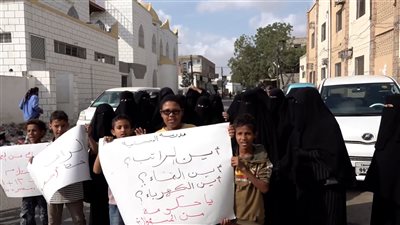 مسيرة راجلة لمعلمات لحج للمطالبة بمرتباتهم المتوقفة منذ شهرين 