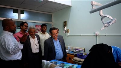 رئيس انتقالي لحج يتفقد سير العمل بمستشفى ابن خلدون العام