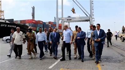 وزير النقل يطلع على سير العمل بمحطة الحاويات بميناء عدن