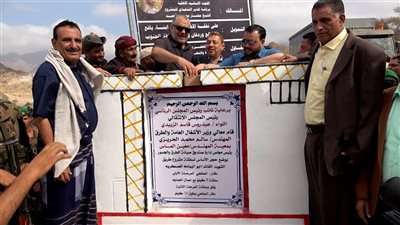 برعاية الرئيس الزُبيدي.. وضع حجر الأساس لسفلتة طريق أبو اليمامة بيافع