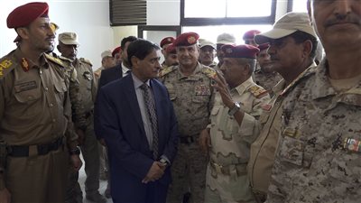 البحسني في جولة مُكثّفة بعدن.. دعمٌ لوزارة الدفاع وتوجيه معنويّ للجنود والطلاب
