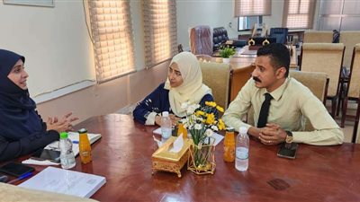 المحامية نيران سوقي تناقش مع مدير مكتب التربية الصعوبات التي تواجه الطلاب والإدارات المدرسية بعدن 