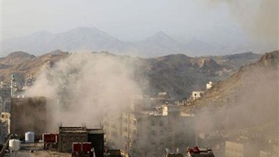 قصف حوثي لحي المطار القديم في تعز اليمنية  بصواريخ كاتيوشا