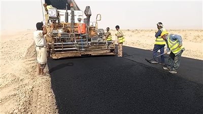 تواصل أعمال سفلتة المقطع الرابع من طريق عتق ـ العبر الدولي