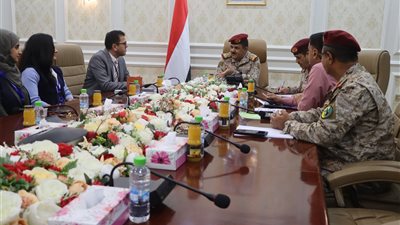 وزير الدفاع يشيد بجهود الجمعية الدولية لرعاية ضحايا الحروب