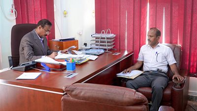 محافظ شبوة يطلع على مستوى تنفيذ المشاريع ويشدد على سرعة إنجازها