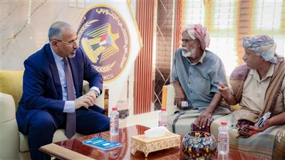 الرئيس الزُبيدي يستقبل وفدا من مقادمة قبائل الحموم بحضرموت
