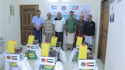 انتقالي سيئون يدشن توزيع السلال الغذائية على أسر الشهداء بالمديرية