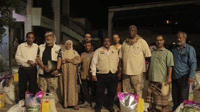 توزيع 2000 سلة غذائية على الأسر المحتاجة بمديريتي دار سعد والتواهي بعدن 