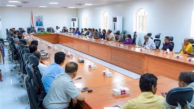 تنفيذي شبوة يشيد بالإنجازات المحققة في قطاعات التخطيط والأشغال والطرق