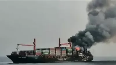 إخماد حريق في سفينة تجارية استهدفتها مليشيا الحوثي غربي المخا اليمنية