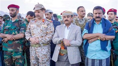 قيادة انتقالي شبوة تؤدي صلاة عيد الفطر مع جموع المصلين بملعب الخليفي