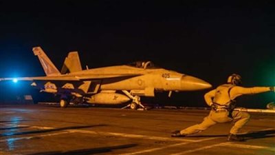 غارات أمريكية بريطانية على قاعدة جوية للحوثيين بالقرب من مطار الحديدة اليمنية