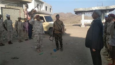 محافظ لحج يزور أبطال القوات الجنوبية في جبهة كرش