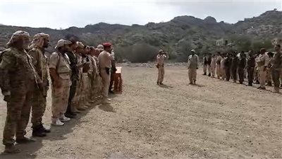 نائب التوجيه المعنوي للقوات البرية يتفقد أبطال القوات الجنوبية المرابطين بجبهة الضالع