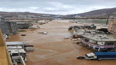 سيول جارفة تغرق شوارع وادي حضرموت وتغلق الخط الدولي بين المكلا وسيئون