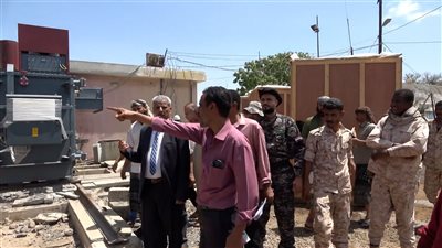 محافظ لحج يطلع على سير تركيب المحولات الكهربائية بمحطتي عباس وصبر