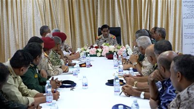 اللواء البحسني يقف أمام التقرير اليومي للجنة الأمنية بساحل حضرموت