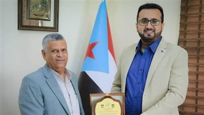 كلية الإعلام بجامعة عدن تمنح الهيئة الوطنية للإعلام درعًا تكريميًا تقديرًا لجهودها