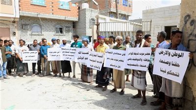 وقفة احتجاجية لمتقاعدي مؤسسة الاتصالات بساحل حضرموت 