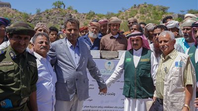 بحضور رسمي وشعبي.. وضع حجر الأساس لمشروع مستشفى سباح الريفي بأبين