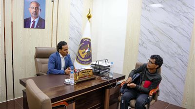 السقاف يلتقي الرسام أحمد هشام ويقدم له دعماً مالياً لفتح مشروعه الخاص