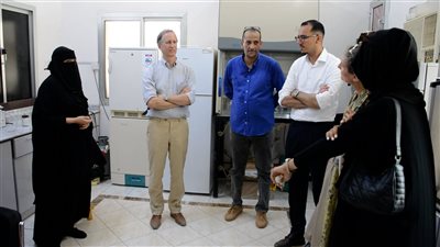 وفد هولندي يزور موقع مشروع إنشاء خزان مياه بمحطة البرزخ في عدن