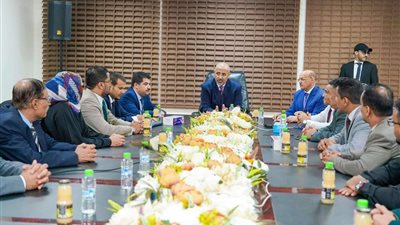 الرئيس الزُبيدي يتفقد سير العمل في البنك المركزي ويجدد دعمه لقراراته الهادفة لحماية القطاع المصرفي