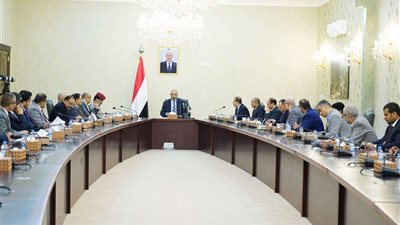 الرئيس الزُبيدي يرأس اجتماعا استثنائيا لمجلس الوزراء