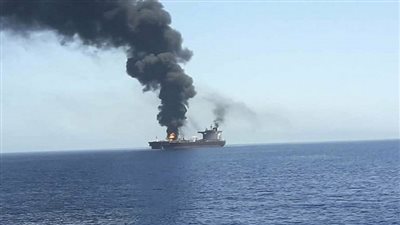نشوب حرائق في سفينتين جراء هجمات حوثية جديدة في خليج عدن وباب المندب 