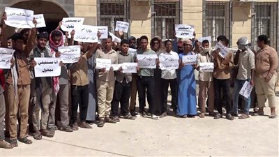 وقفة طلابية تضامنية مع المعلمين المضربين أمام إدارة التربية بالقطن