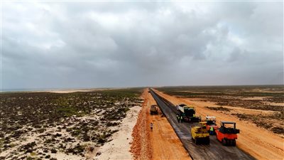 بدعم إماراتي..تتواصل أعمال مشروع سفلتة طريق مدينة زايد ستورة - قعرة جنوبي سقطرى