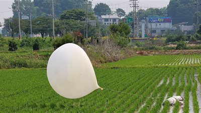 كوريا الشمالية ترسل أكثر من 300 بالون جديد محمّل بالنفايات عبر الحدود