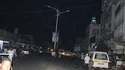 انقطاعات التيار الكهربائي بحضرموت تزيد معاناة السكان وتُلحق خسائر فادحة بالتجار