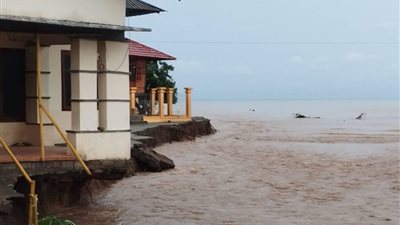 مقتل 12 وفقدان 18 في انهيارات أرضية بجزيرة سولاويسي بإندونيسيا