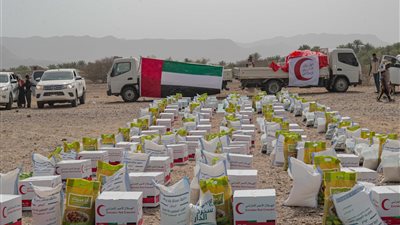 الهلال الإماراتي يسيّر قافلة مساعدات غذائية لأهالي حجر بحضرموت