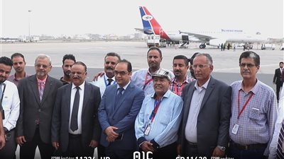 وزير النقل يدشن استئناف خط رحلة عدن - دبي عقب توقف دام لسنوات