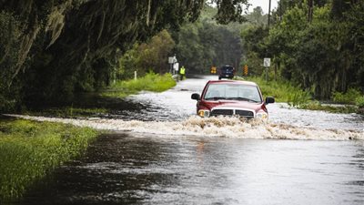 مصرع 4 وإصابة آخرين خلال اجتياح الإعصار 