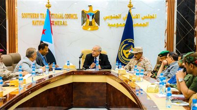 الكثيري يرأس اجتماعاً مشتركاً للقادة العسكريين والأمنيين بعدن وأبين