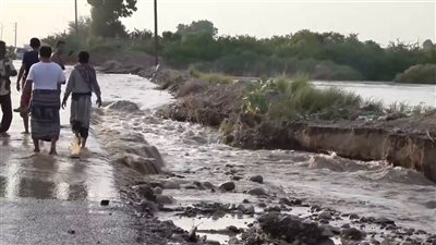  تدفق سيول جارفة في مناطق دلتا أبين 