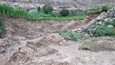 أضرار كبيرة بشعيب الضالع جراء سيول جارفة