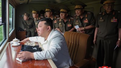 زعيم كوريا الشمالية يشهد اختبار نظام إطلاق صواريخ