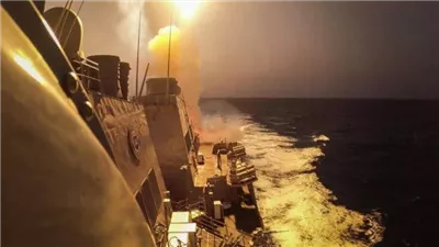 واشنطن تعلن تدمير زورق ومسيرة في مناطق مليشيا الحوثي الإرهابية