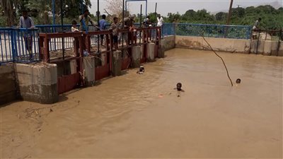 مأساة إنسانية.. تضرر عشرات المنازل بأبين جرّاء انسداد عبارات السيول 