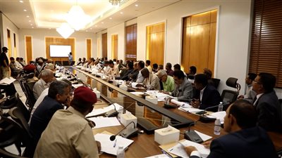 محافظ حضرموت يناقش تقرير خطة 2025 للتعامل مع تردي الخدمات وزيادة النزوح