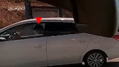 كتائب القسام تنشر مشاهد لاغتيالها جنديًا صهيونيًا بالرصاص وتدمير دبابات للاحتلال 