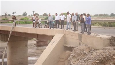أعمال صيانة بجسر الحسيني بلحج إثر انهيار أطراف منه جراء السيول 